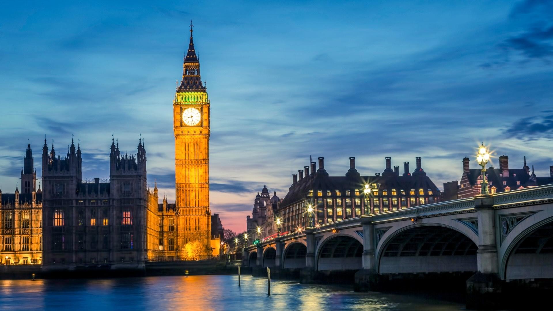 London: Big Ben and Westminster bridge at night. 